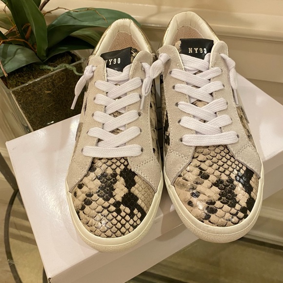 Steve Madden Shoes - NWT *STEVE MADDEN* Philosophy *GOLD SNAKE* Sneakers … Size: 8.5